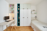 Wit en blauw kinderkamer op maat met kleine gesloten dressing en bureau in kast in Schoten