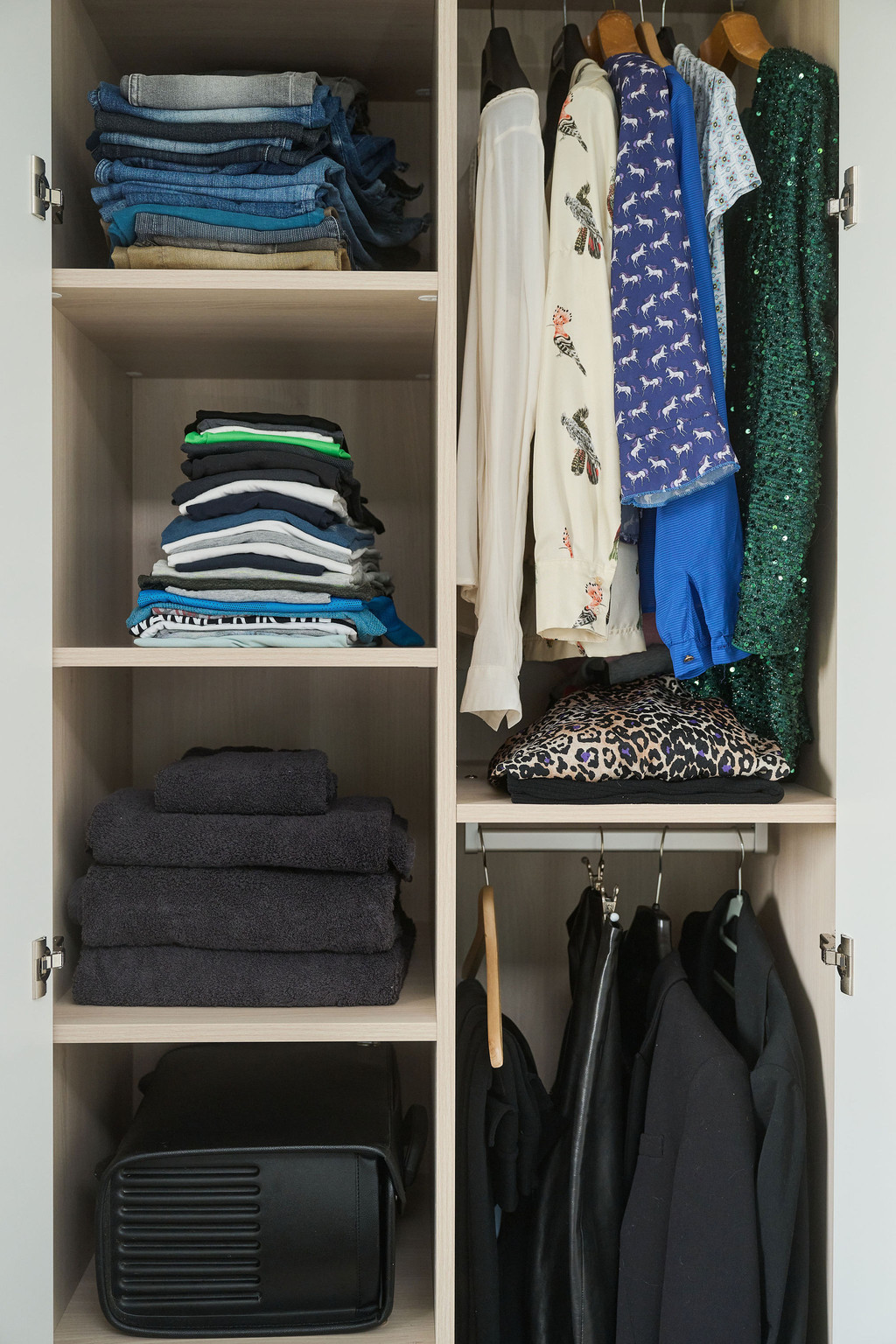 Dressing sur mesure avec étagères intégrées dans la chambre d'Elyne et Lorenz