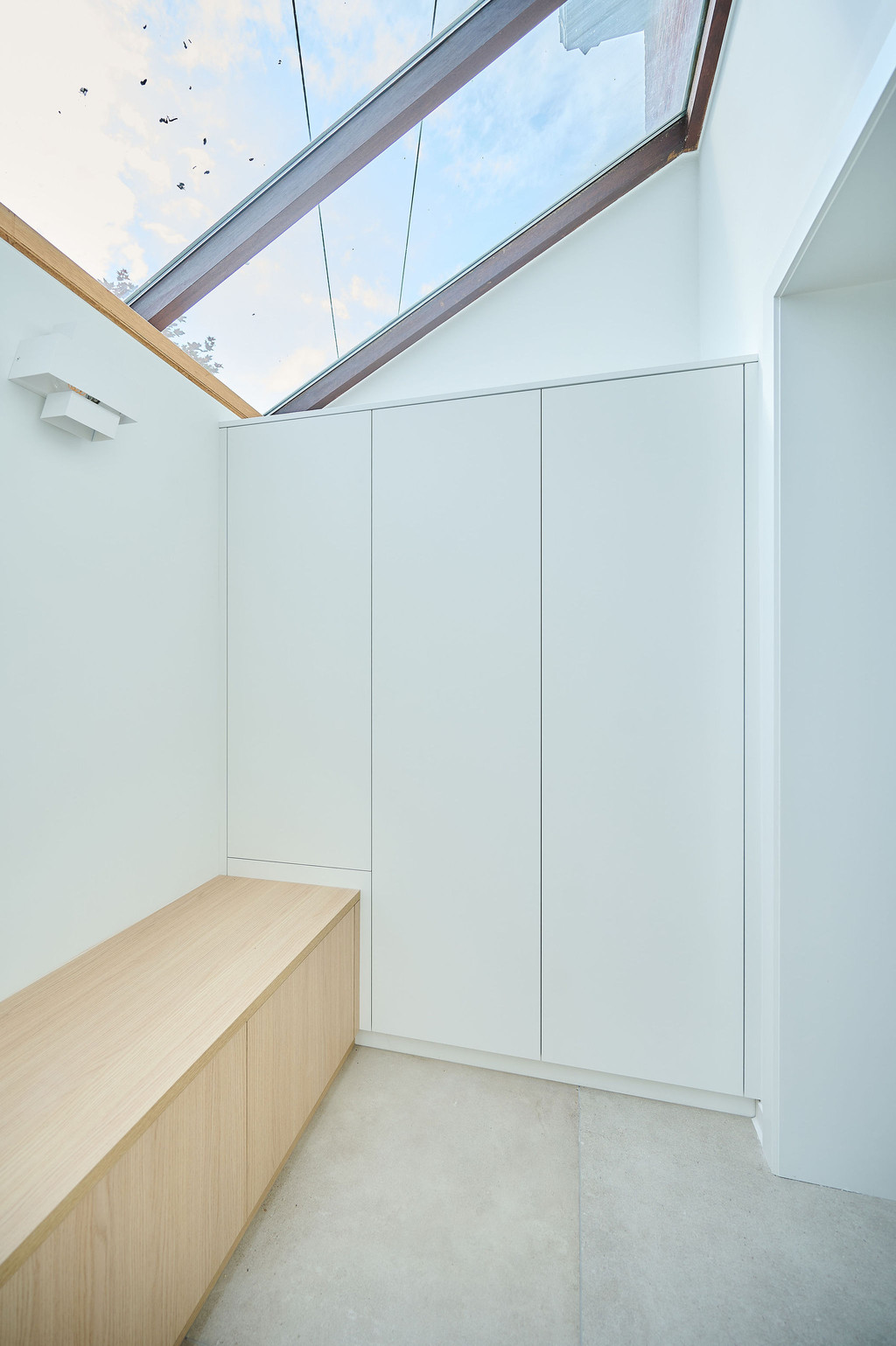 Dressing fermé blanc avec système de rangement