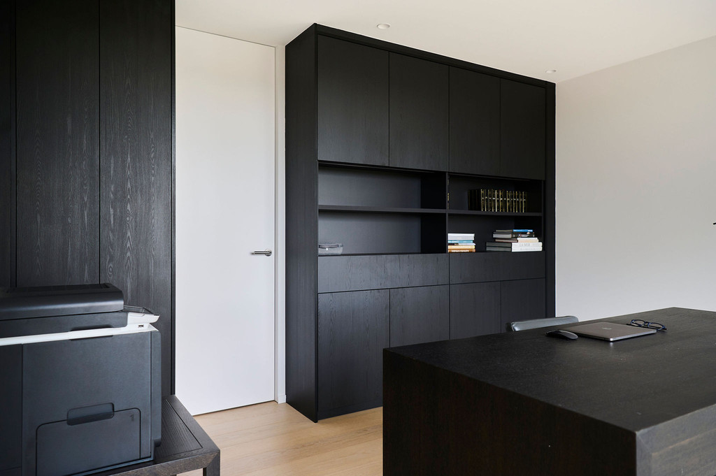 Bureau noir sur mesure avec niches ouvertes dans le bureau de Michel