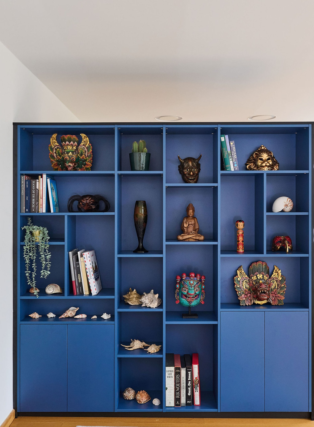 Blauwe room divider van bureau en slaapkamer op maat met open kast