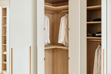 Dressing en L sur mesure avec penderie d'angle offrant un rangement spacieux et pratique pour les vêtements.