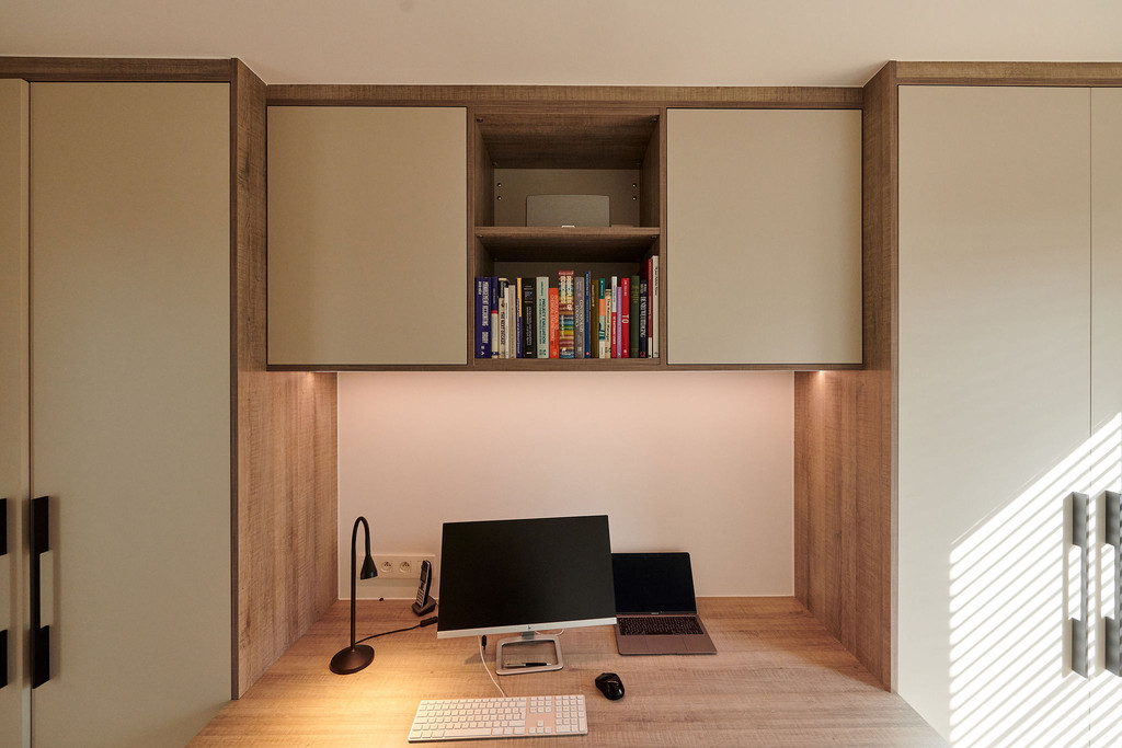 Bureau op maat met houten plank en op maat gemaakte meubel