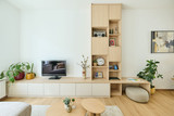 Meuble TV en bois clair sur mesure avec niches ouvertes asymétriques dans un salon moderne