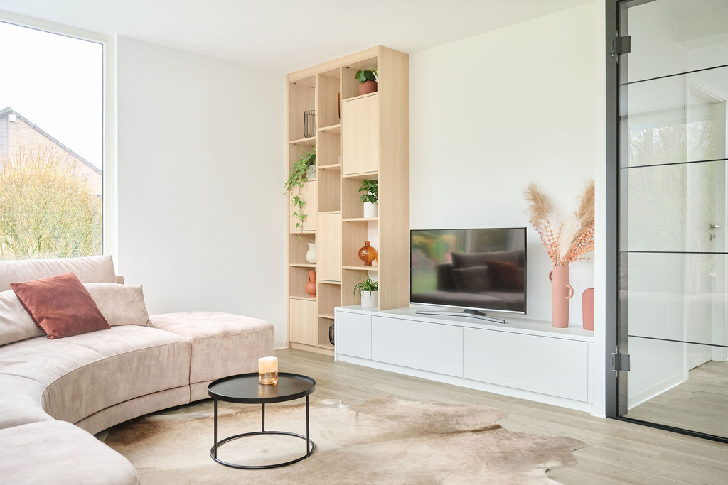 tv meubel op maat met decoratieve open kast