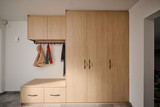 grand vestiaire sur mesure en bois clair avec porte-manteaux