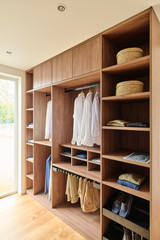 Dressing ouvert avec étagères et penderies sur mesure.
