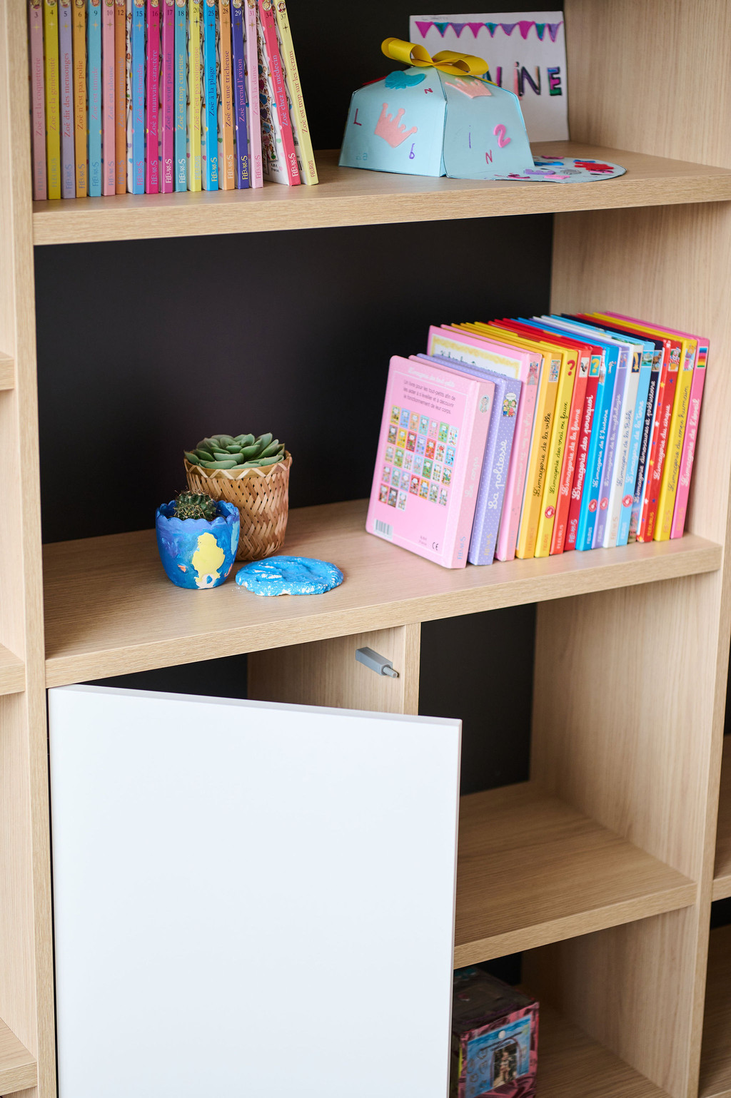Etagères sur mesure dans la chambre d'enfant d'Isaline