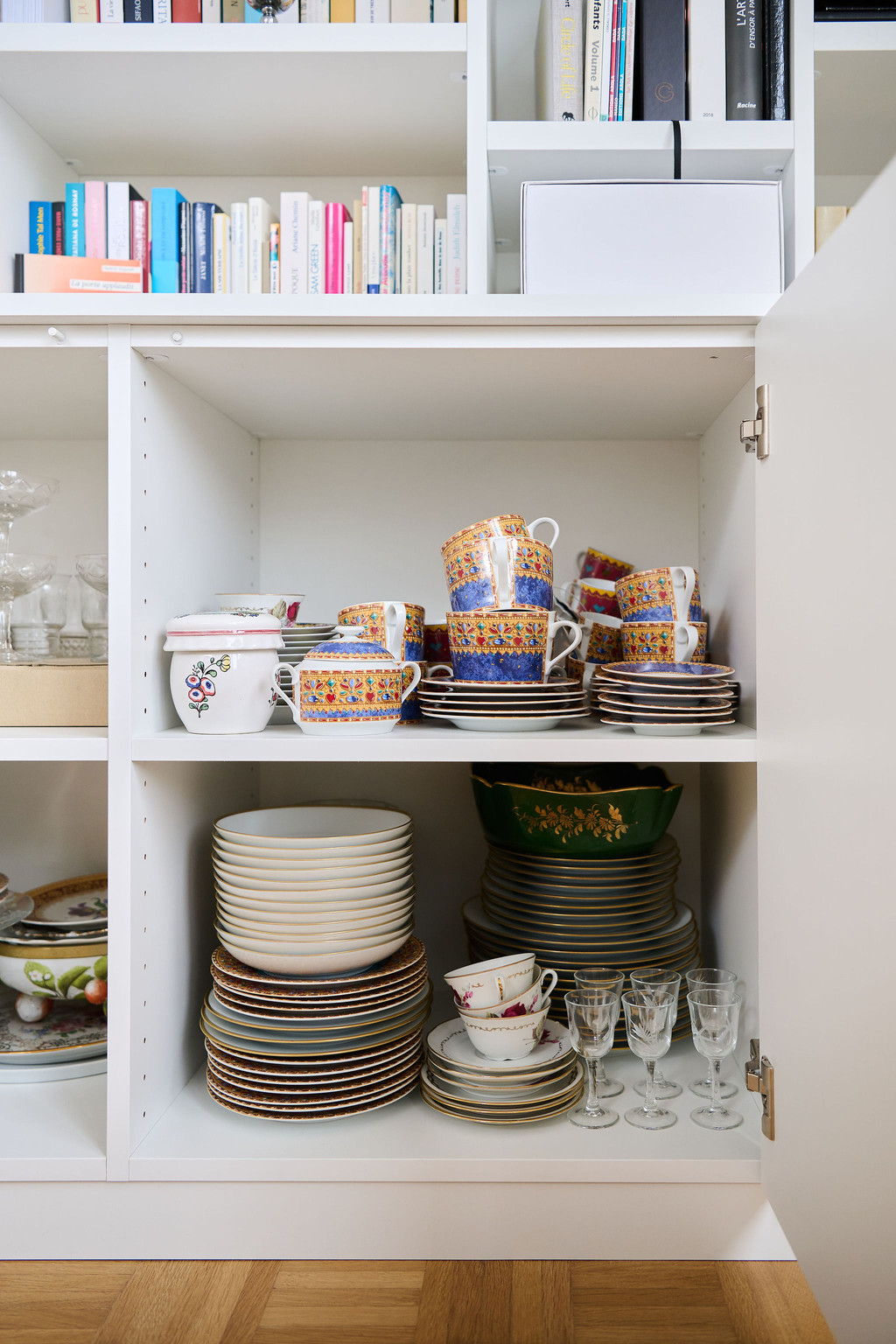 Rangement sur mesure avec des portes pour des assiettes et des verres