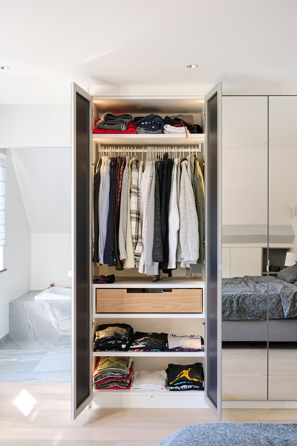 Dressing fermé avec miroirs dans la chambre à coucher de Morgane