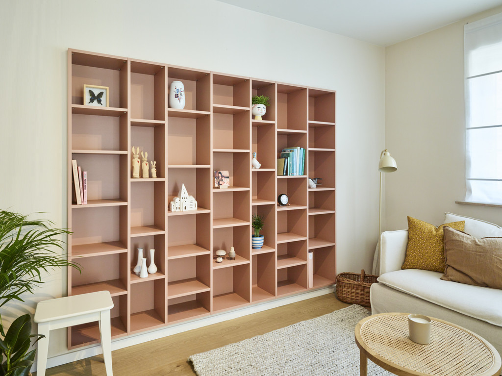 Salon après les rénovations de la maison de Mevin et Pieter de Blind Gekocht à Hasselt avec armoire rose double face sur mesure