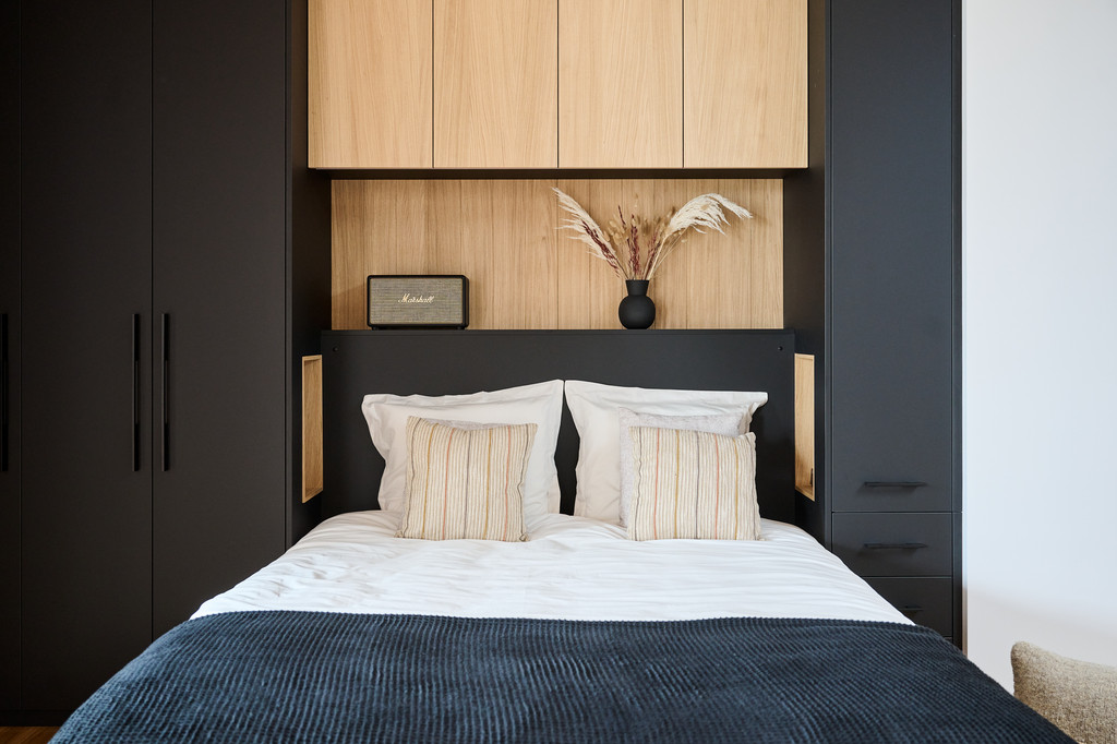 Tête de lit avec une niche sur mesure, exposée dans le showroom de Gosselies