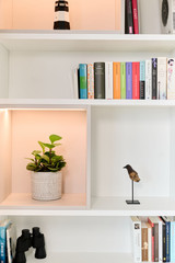 Bibliothèque murale sur mesure avec niches ouvertes