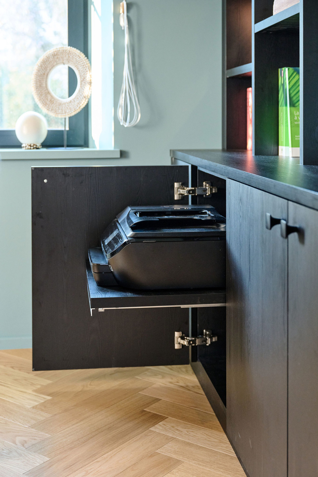 Meuble mural sur mesure noir dans bureau avec espace pour imprimante
