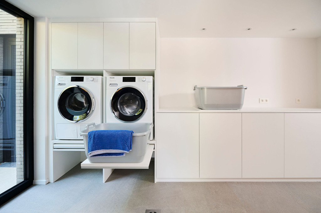 Moderne op maat gemaakte inbouwkast voor wasmachine met opvouwplank