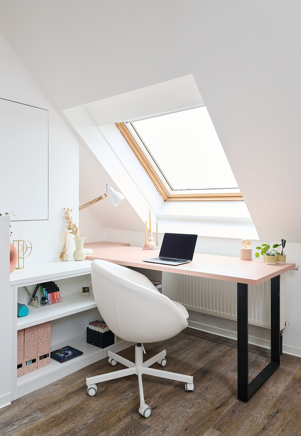 chambre ado sur mesure sous pente avec bureau en rose