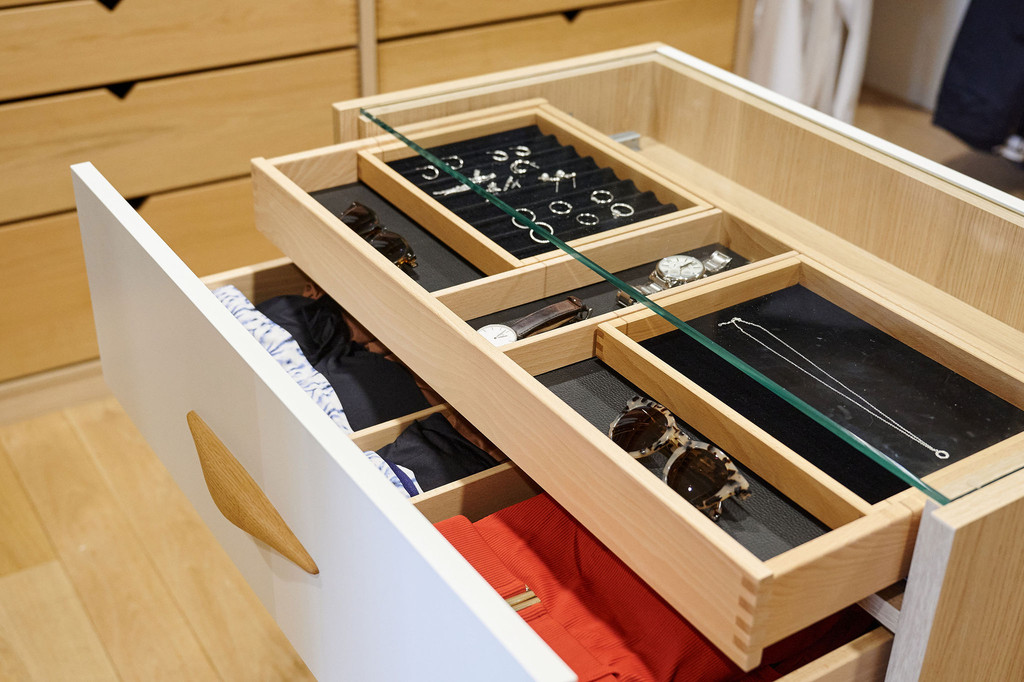 Dressing sur mesure en bois avec tiroirs compartimenté, exposé dans le showroom de Aartselaar