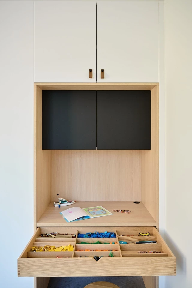 Bureau pour enfant sur mesure avec tiroirs et espace de rangement.