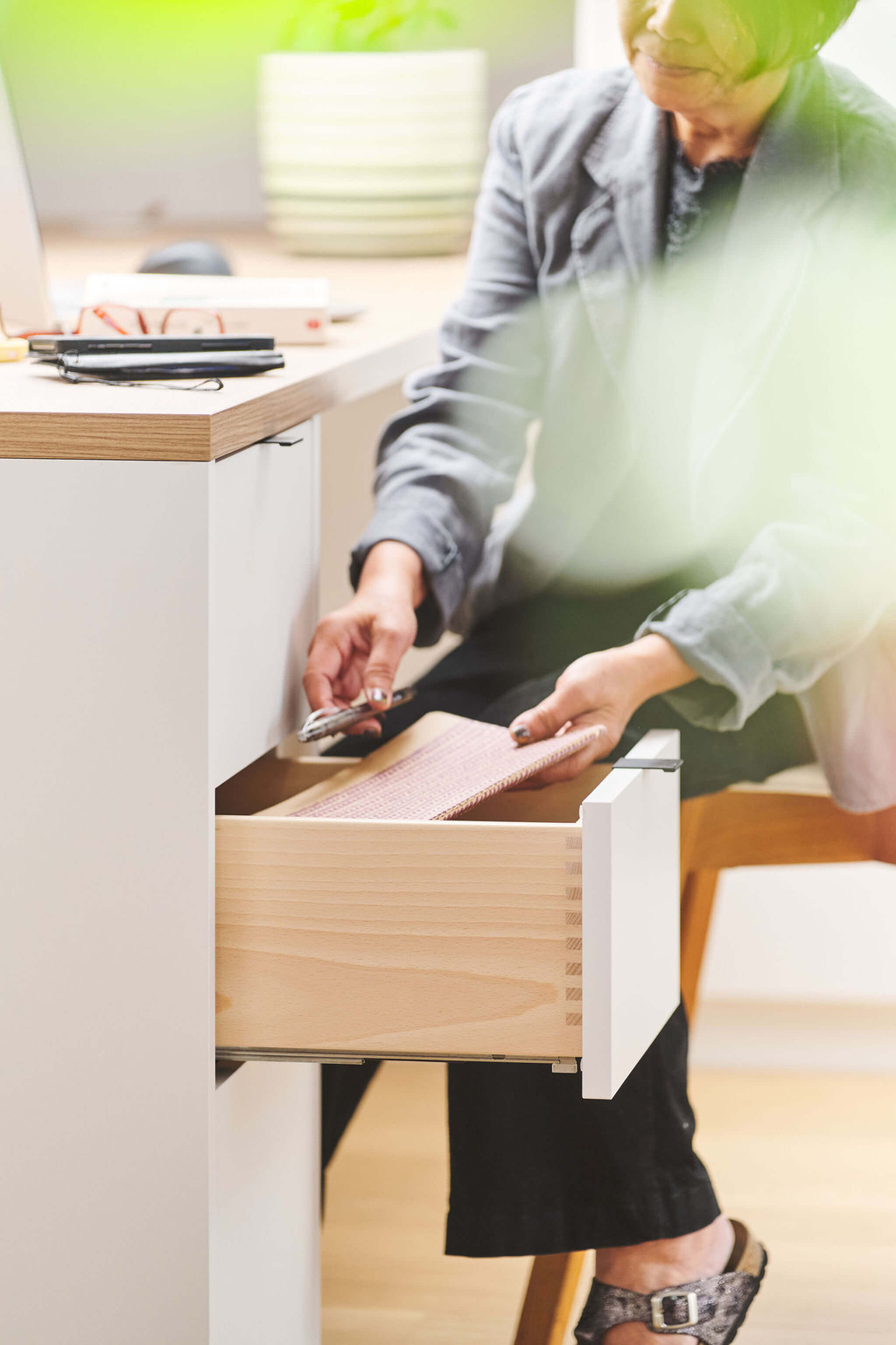 Bureau blanc sur mesure avec un tiroir en bois