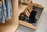 Dressing sur mesure avec étagère coulissante