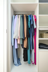 Dressing sur messure pour des vestes et des robes de soirée longues