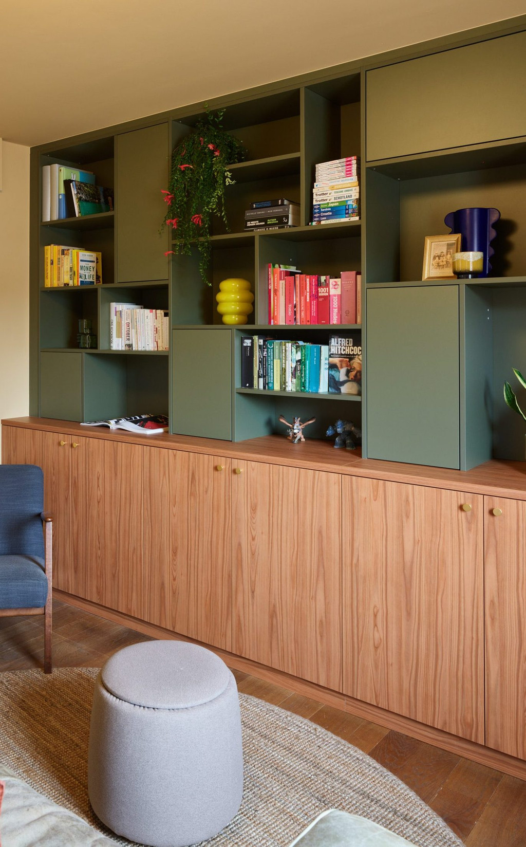 Meuble mural sur mesure en vert olive et bois avec livres et objets déco