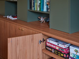 Open kastdeur met gezelschapsspellen in lage houten opbergruimte