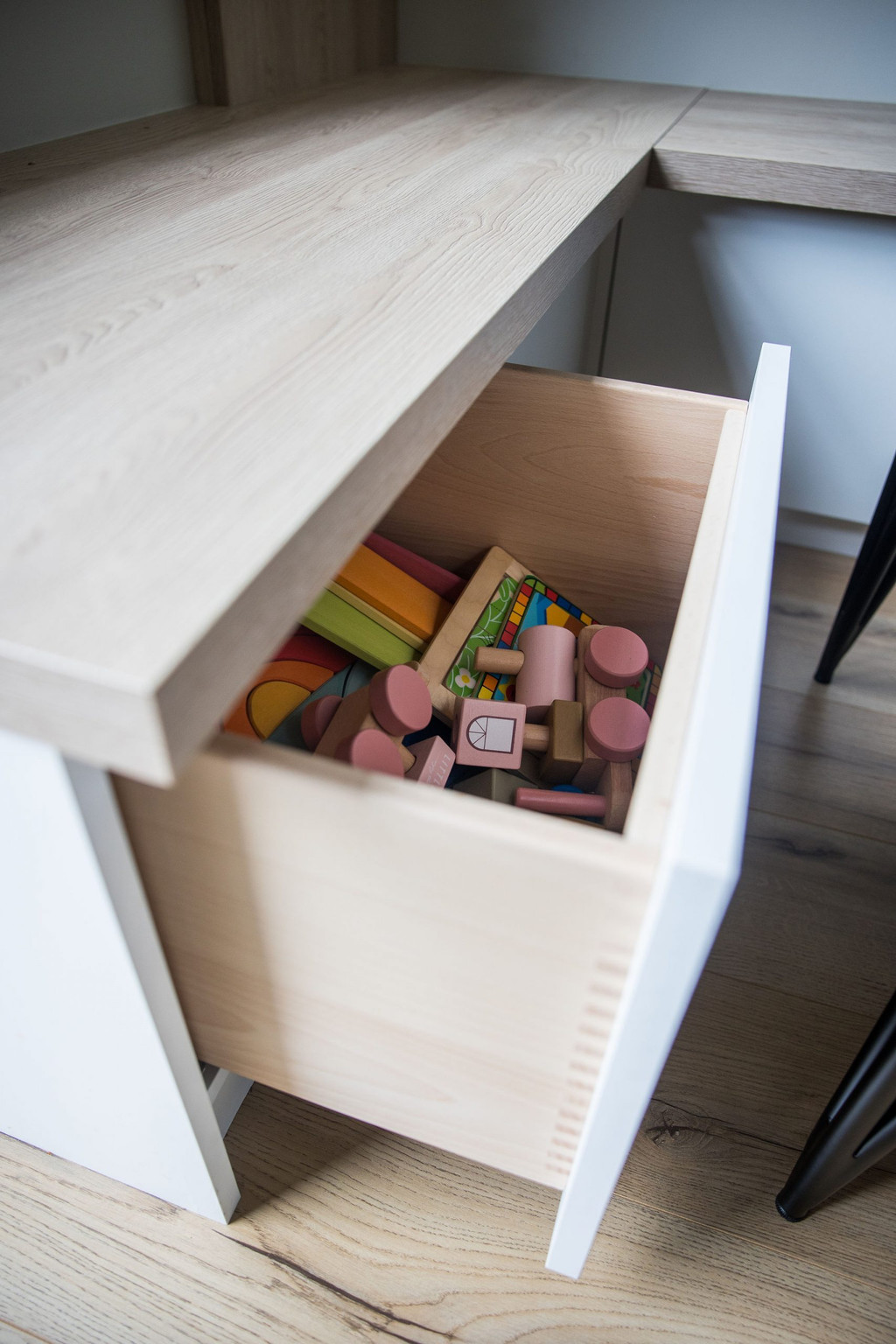 Tiroir sur mesure en bois dans meuble de la salle à manger
