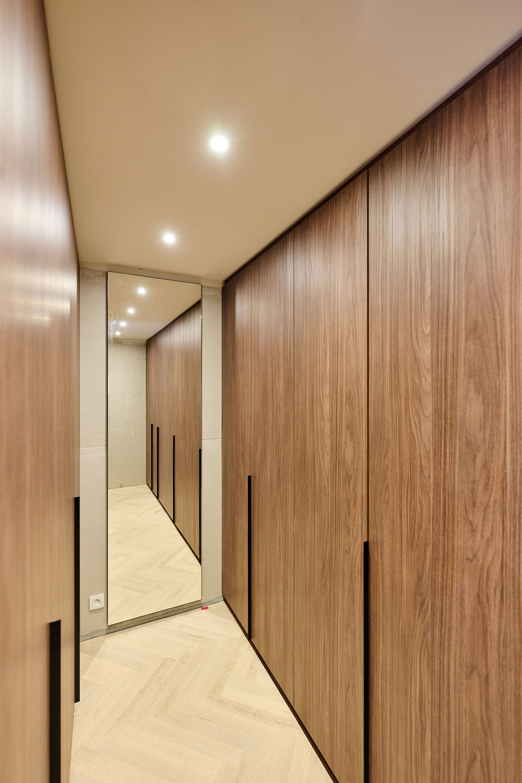 dressing en bois avec poignées noires sur mesure
