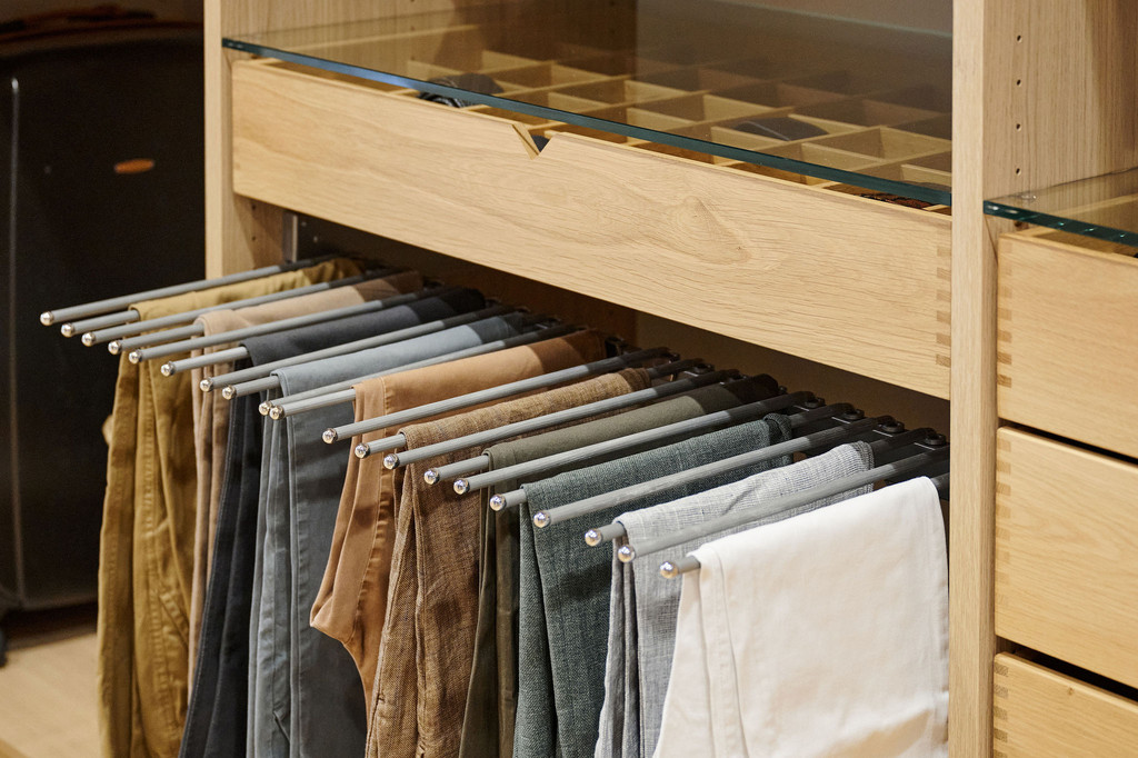 Dressing sur mesure avec porte-pantalons, exposé dans le showroom de Aartselaar