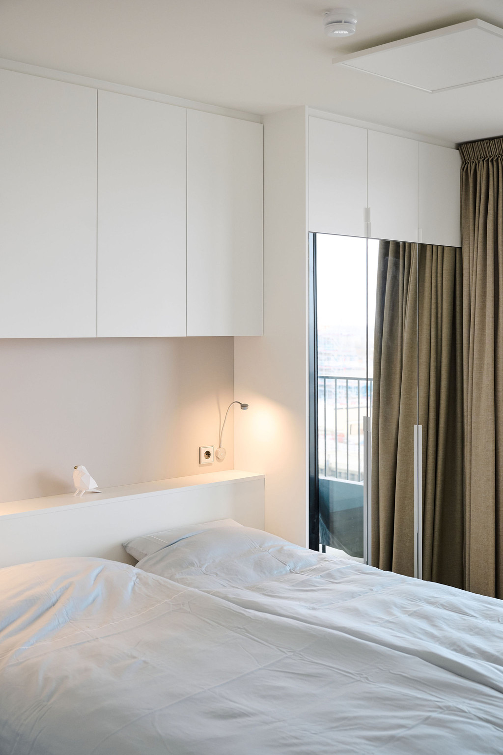 Meuble sur mesure blanc dans la chambre à coucher d'Ilse et Dominique à la côte