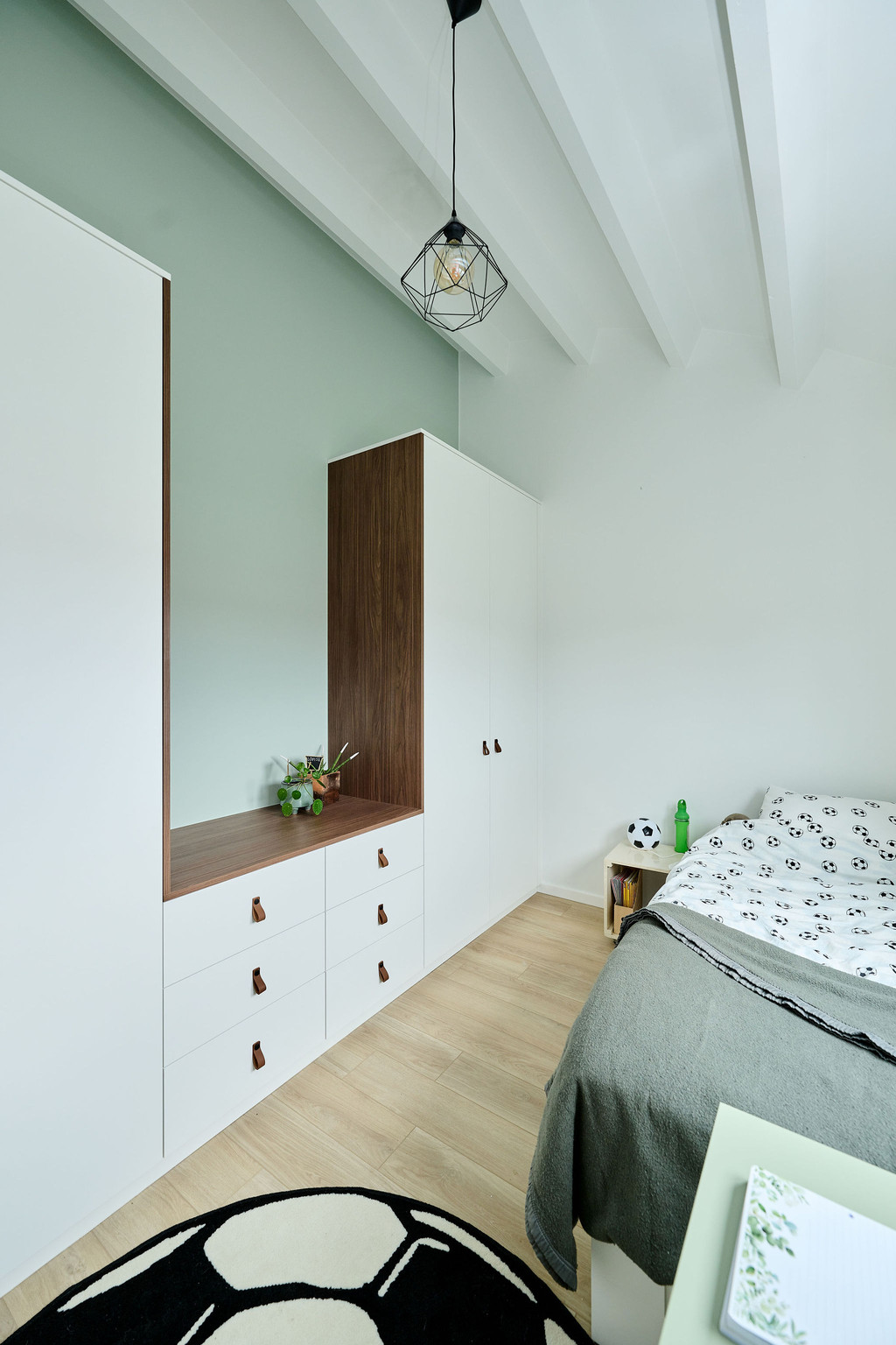 Dressing fermé blanc sur mesure dans chambre d'ado dans l'émission Ons huis/nieuw huis