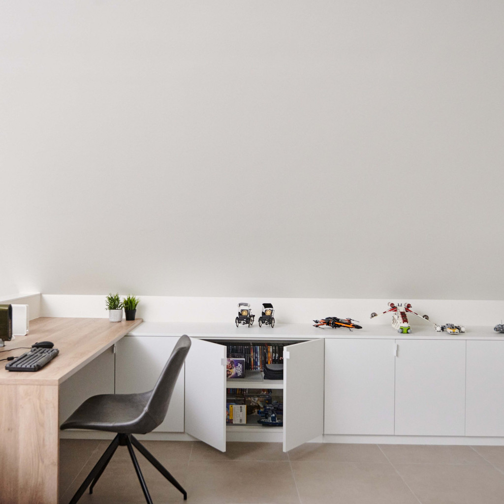 bureau onder schuinte kasten op maat