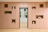 Placard sur mesure avec des niches ouvertes rose