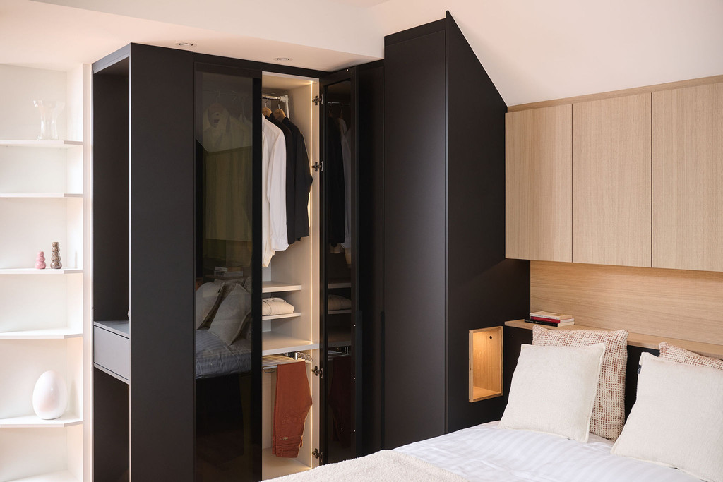 Garde robe noire sur mesure dans une chambre à coucher à Dilbeek