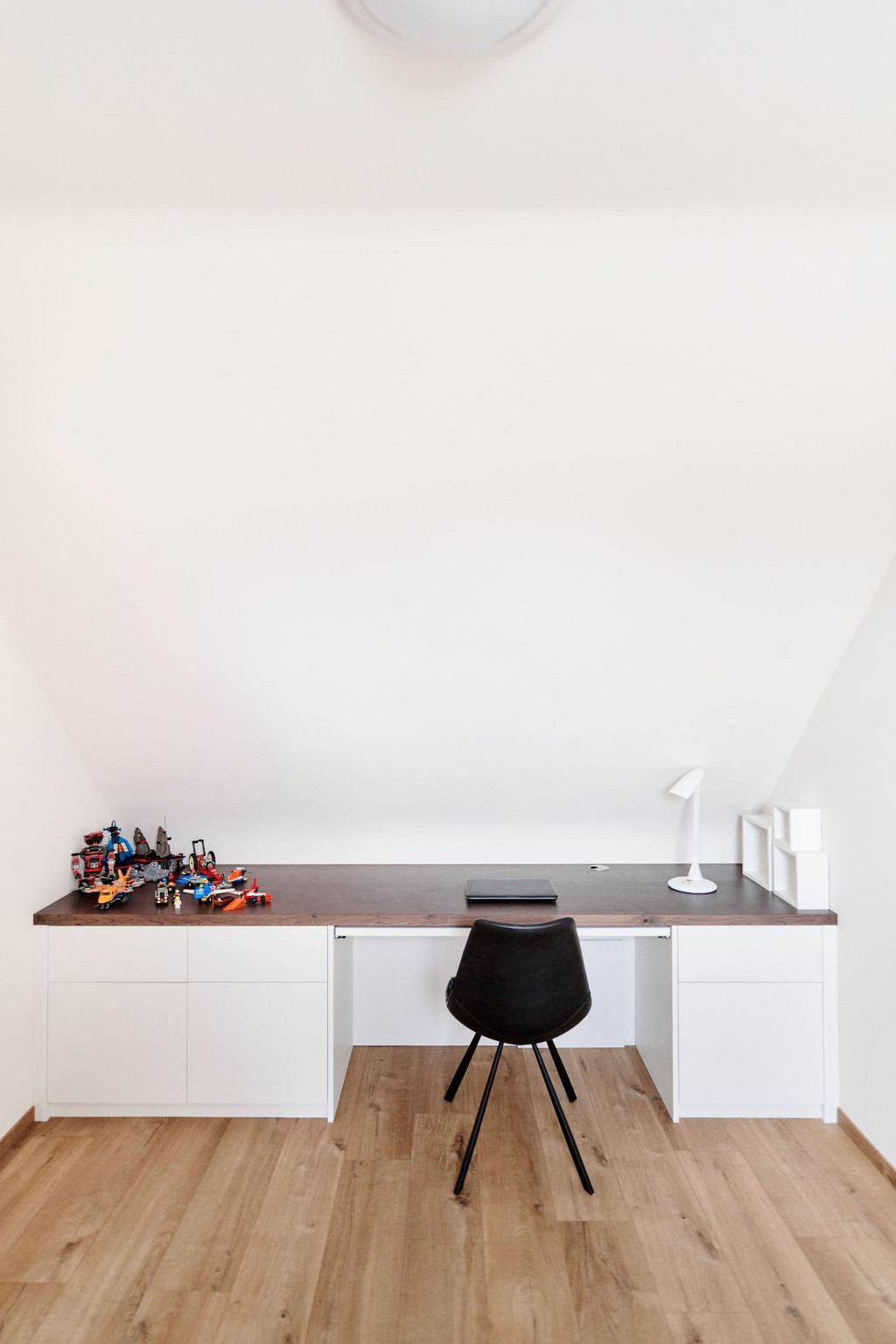 bureau onder schuine kasten op maat