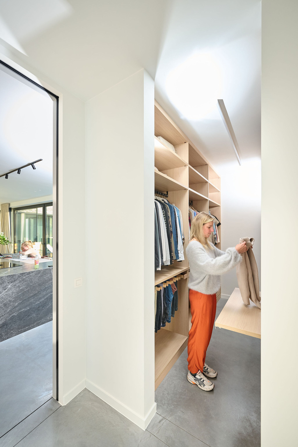 Dressing ouvert avec tablette escamotable