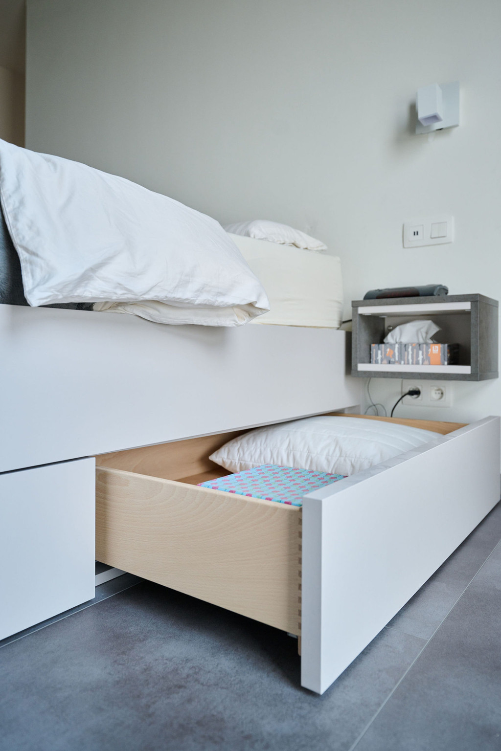 Tiroir sur mesure en bois dans le lit de Sieglinde