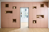 Meuble bibliothèque rose avec niches en bois