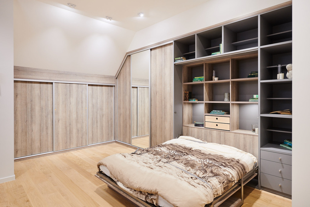 Chambre à coucher sur mesure avec lit escamotable et pont de lit beige avec dressing rangement et placards