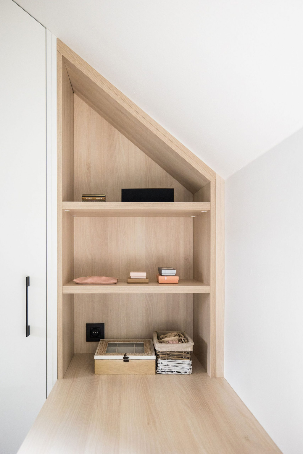 Dressing sur mesure sous pente avec étagères en bois