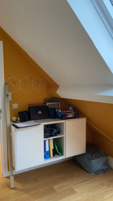 Petit meuble standard sous pente avec espace de rangement limité dans une chambre d’enfant