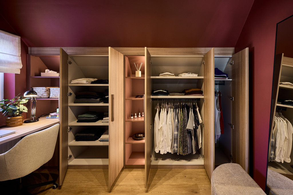 Dressing sur mesure avec niches ouvertes, étagères et penderie sous pente dans des tons chaleureux