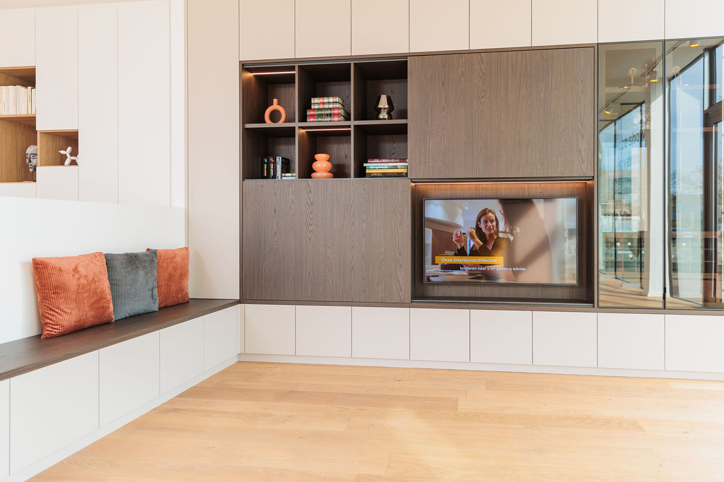 TV Meubel op maat met schuif deuren met open nissen in Hasselt