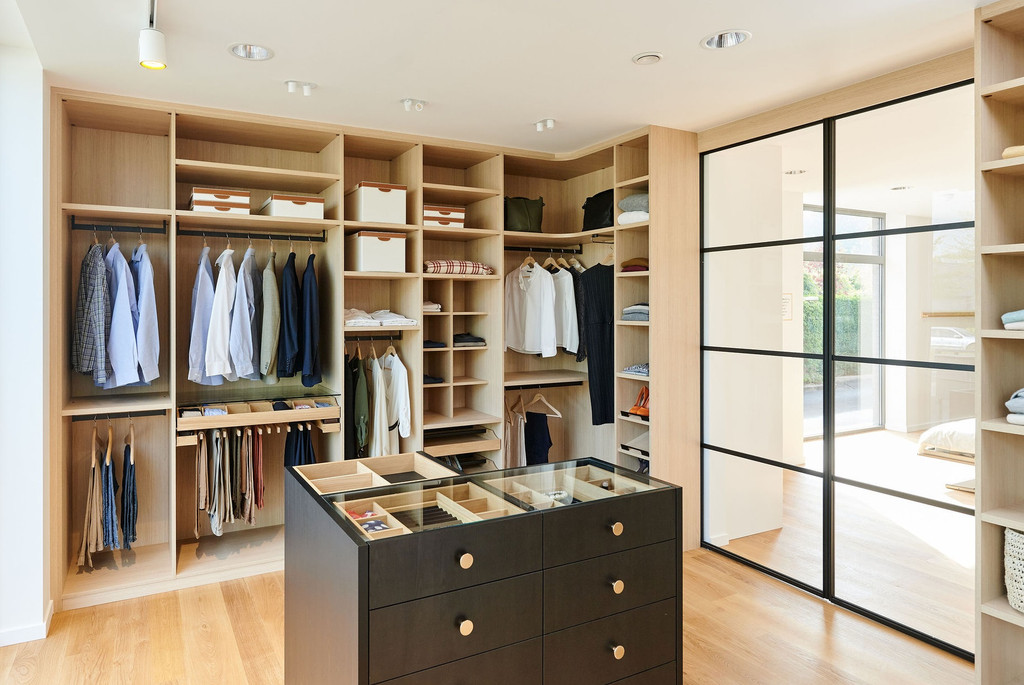 Dressing ouvert sur mesure couleur bois avec ilôt central et gerde robe à Laethem-Saint-Martin