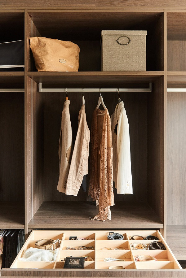 veste dans dressing sur mesure