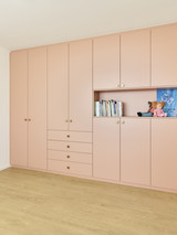 Roze roomdivider op maat van Mevin en Pieter van Blind Gekocht in Hasselt met planken op maat in de bureau