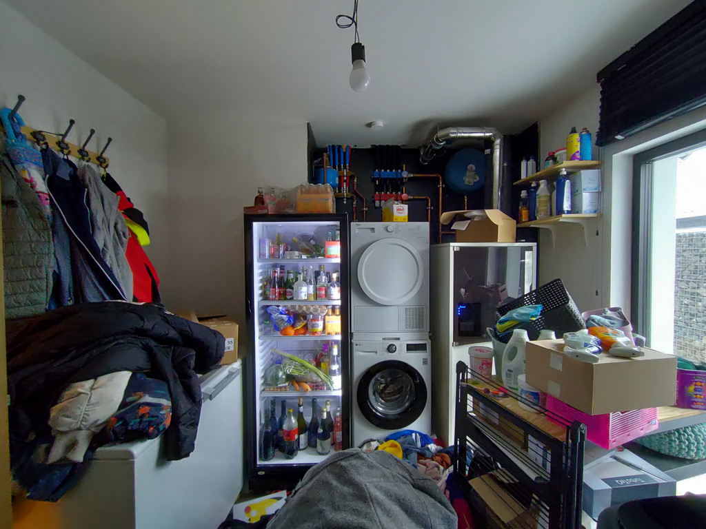 Berging en wasplaats met maatkasten - voor foto