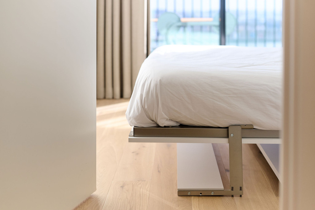 Lit escamotable sur mesure dans la chambre à coucher