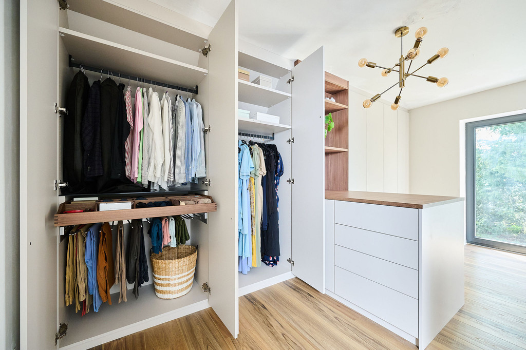 Dressing blanc sur mesure avec penderie de Tineke et Derko dans l'émission Ons huis/nieuw huis